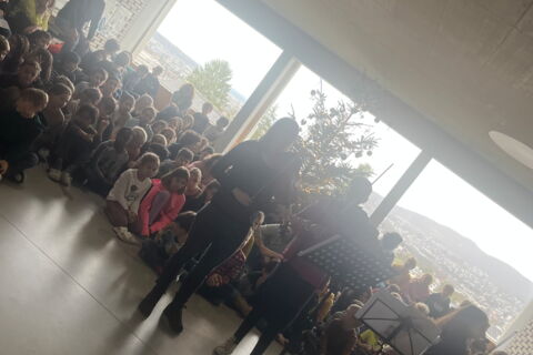 Besuch der Musikschule Aesch-Pfeffingen bei uns im Schulhaus