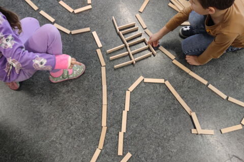 "Im Kindergarten Sternschnuppe werden kleine Ärtzte ausgebildet. Der Oberarzt Doktor Klaus unterrichtet momentan Anatomie für Anfänger."