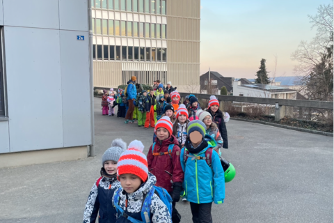 Schlittschuhfahren der Klassen EK, 1b und 2 in der Eishalle in Laufen
