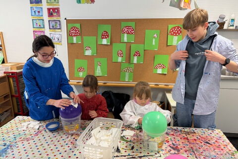 Kindergarten Sunnestrahle und 6. Klasse: Kleistern